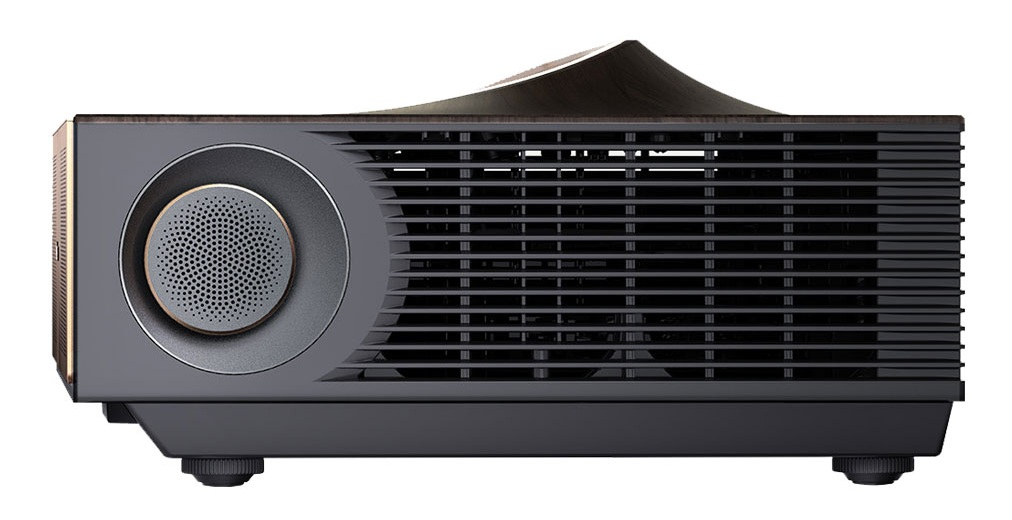 Ciemnoszary projektor z głośnikiem i kratkami wentylacyjnymi. Górna część ma ciemną drewnianą fakturę.