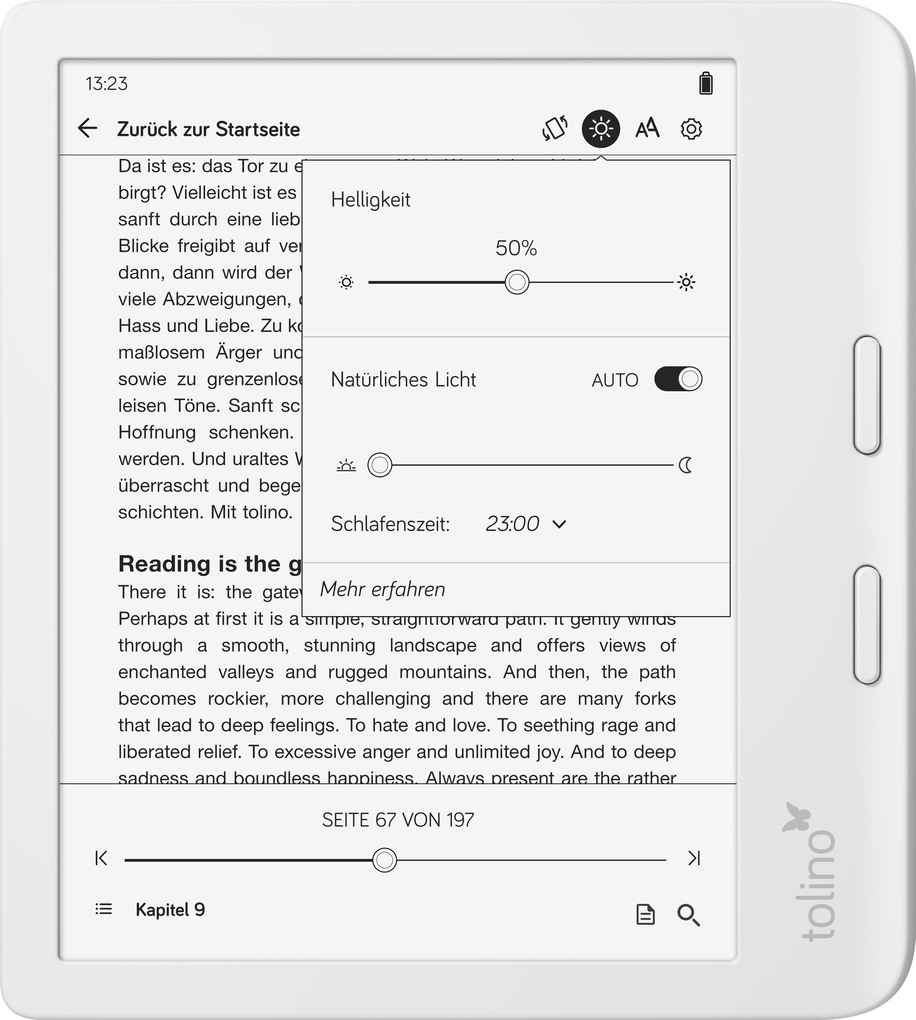 Un e-reader mostra le impostazioni per luminosità, luce naturale e tempo di sospensione. Testo visibile sullo schermo. Il dispositivo è bianco.
