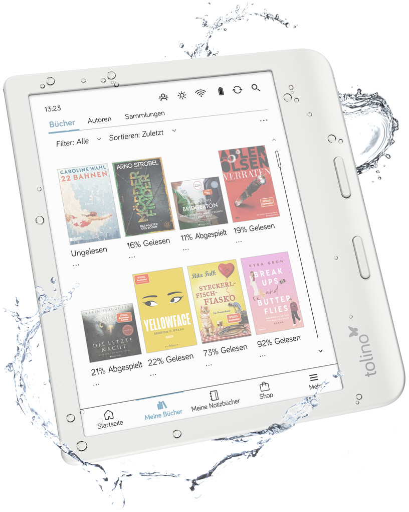 Un e-reader bianco mostra copertine di libri, l'acqua schizza intorno. Lo schermo mostra una libreria con titoli e opzioni.