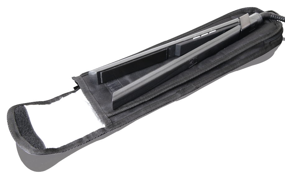 Czarna prostownica do włosów znajduje się w czarnej torbie. Torba jest otwarta, ukazując płytki i rączkę prostownicy.