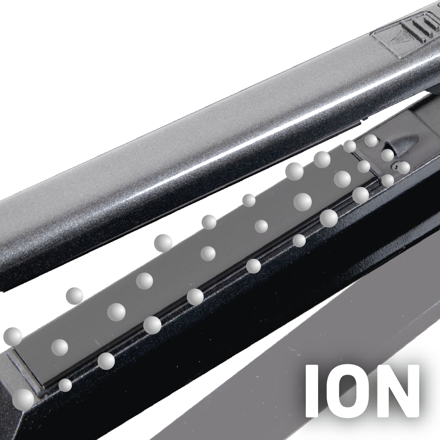 Zbliżenie szarej i czarnej prostownicy do włosów z białymi okręgami, prawdopodobnie parą. Słowo ION jest widoczne.