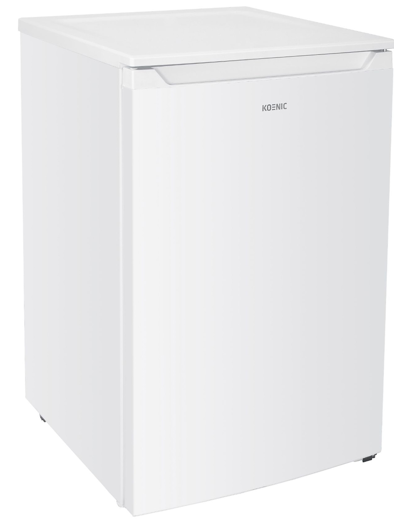 Biała lodówka Koenic. Drzwi mają uchwyt u góry. Logo Koenic jest na drzwiach.