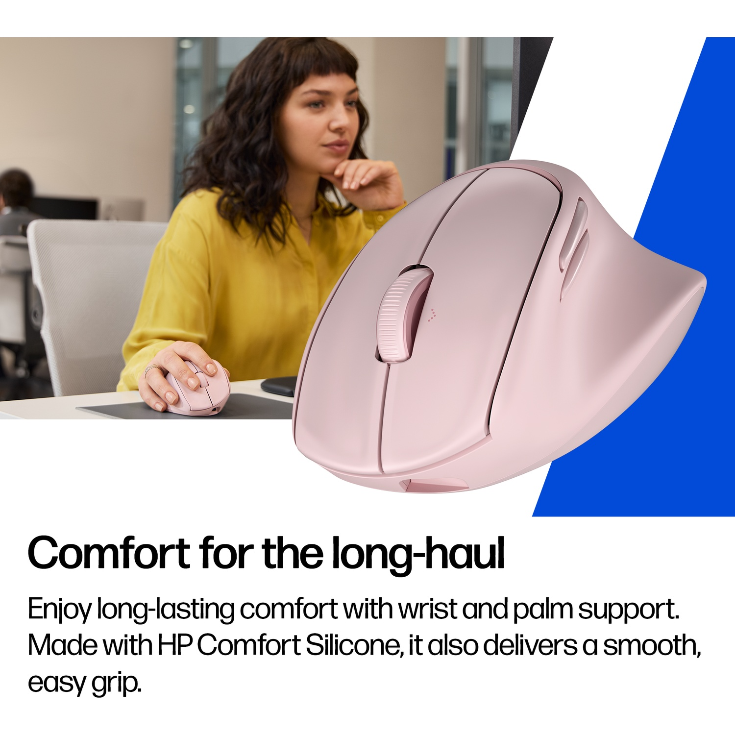 Une femme utilise une souris rose. La souris est ergonomique et conçue pour le confort. L'arrière-plan montre un cadre de bureau.