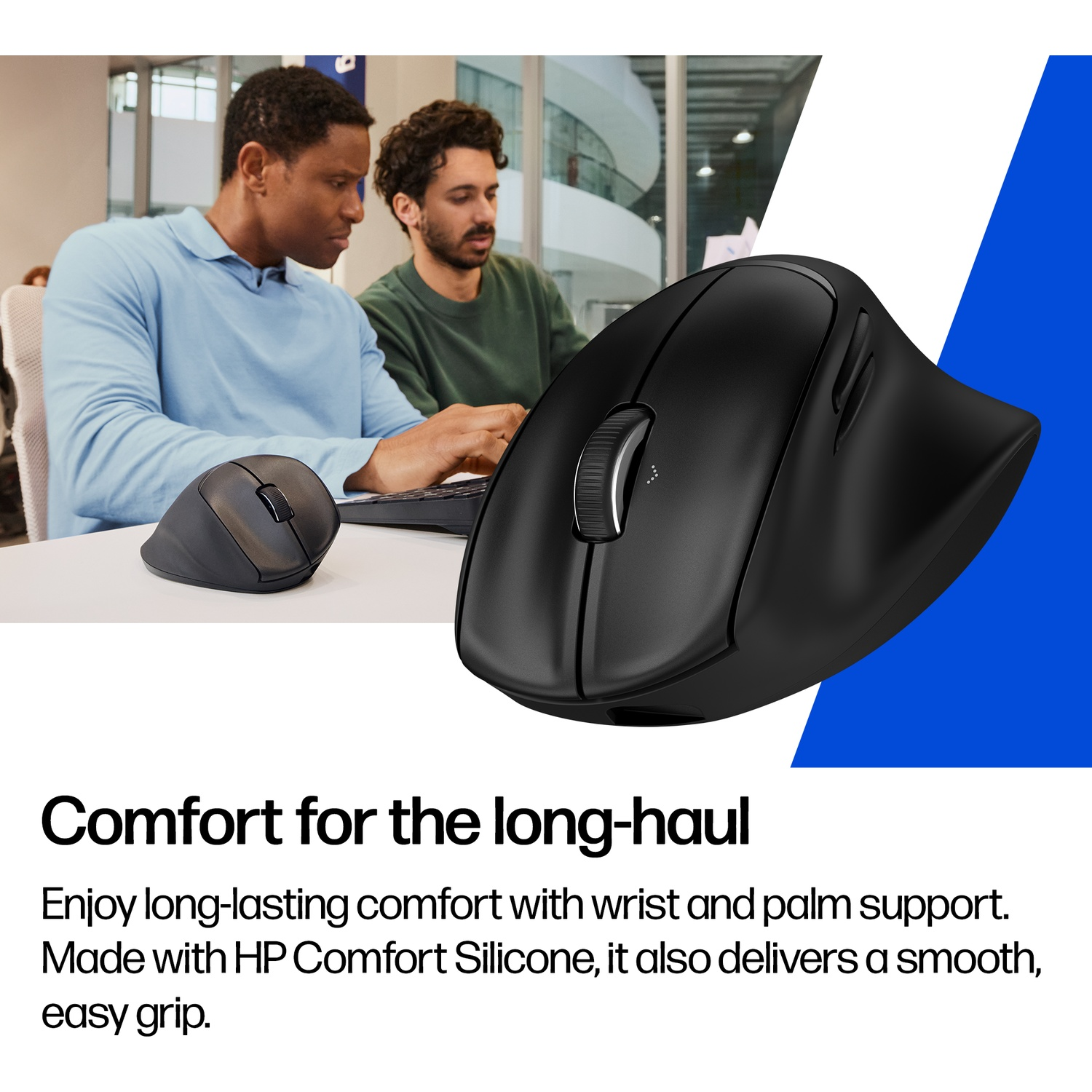 Deux hommes utilisent des ordinateurs avec des souris ergonomiques noires. Une grande souris noire au premier plan, texte sur le confort.