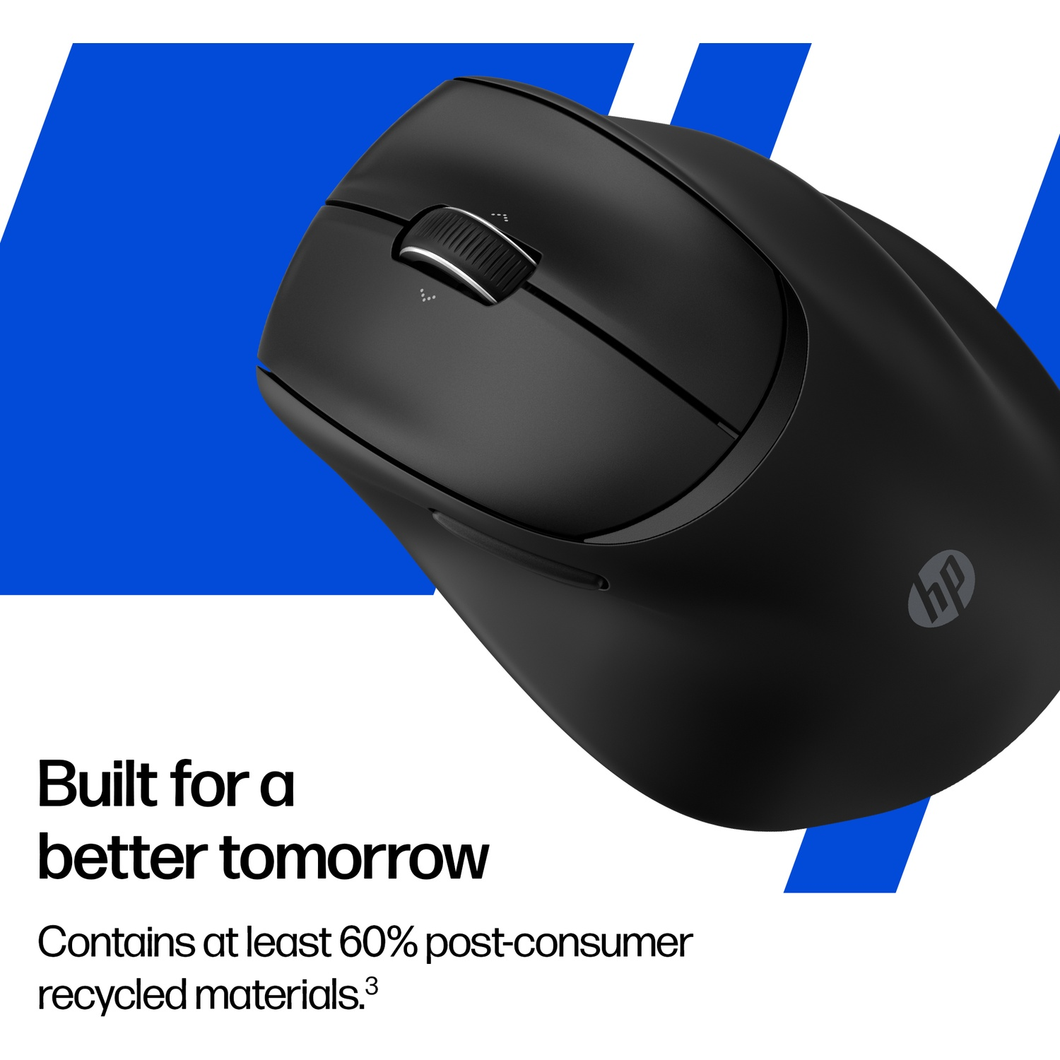 Souris HP noire sur fond bleu et blanc. Texte: Construit pour un avenir meilleur. Contient au moins 60% de matériaux recyclés.