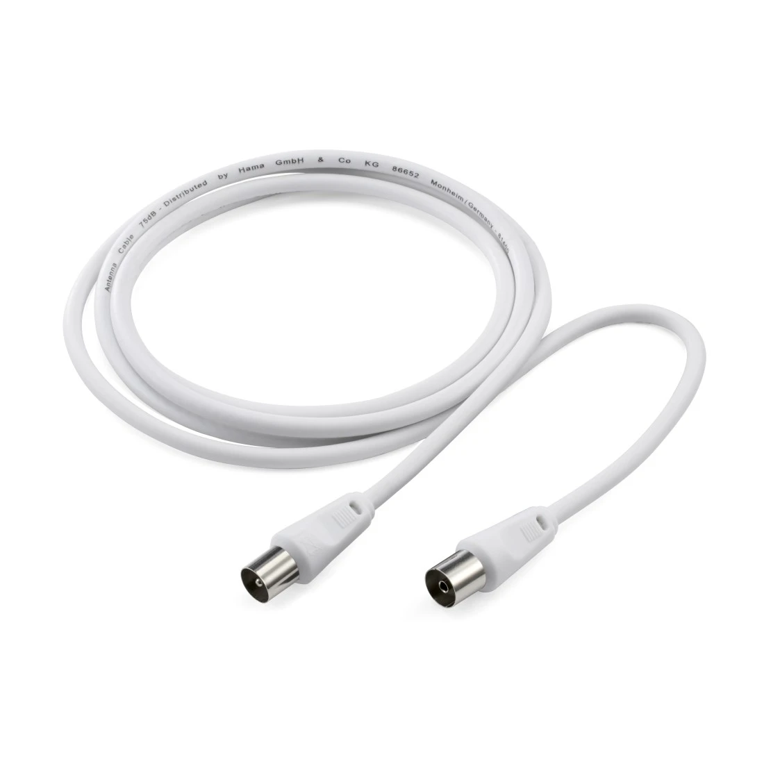 Un cable de antena blanco con dos conectores. El cable está enrollado y se encuentra sobre un fondo blanco. El texto en el cable dice 'Hama'.