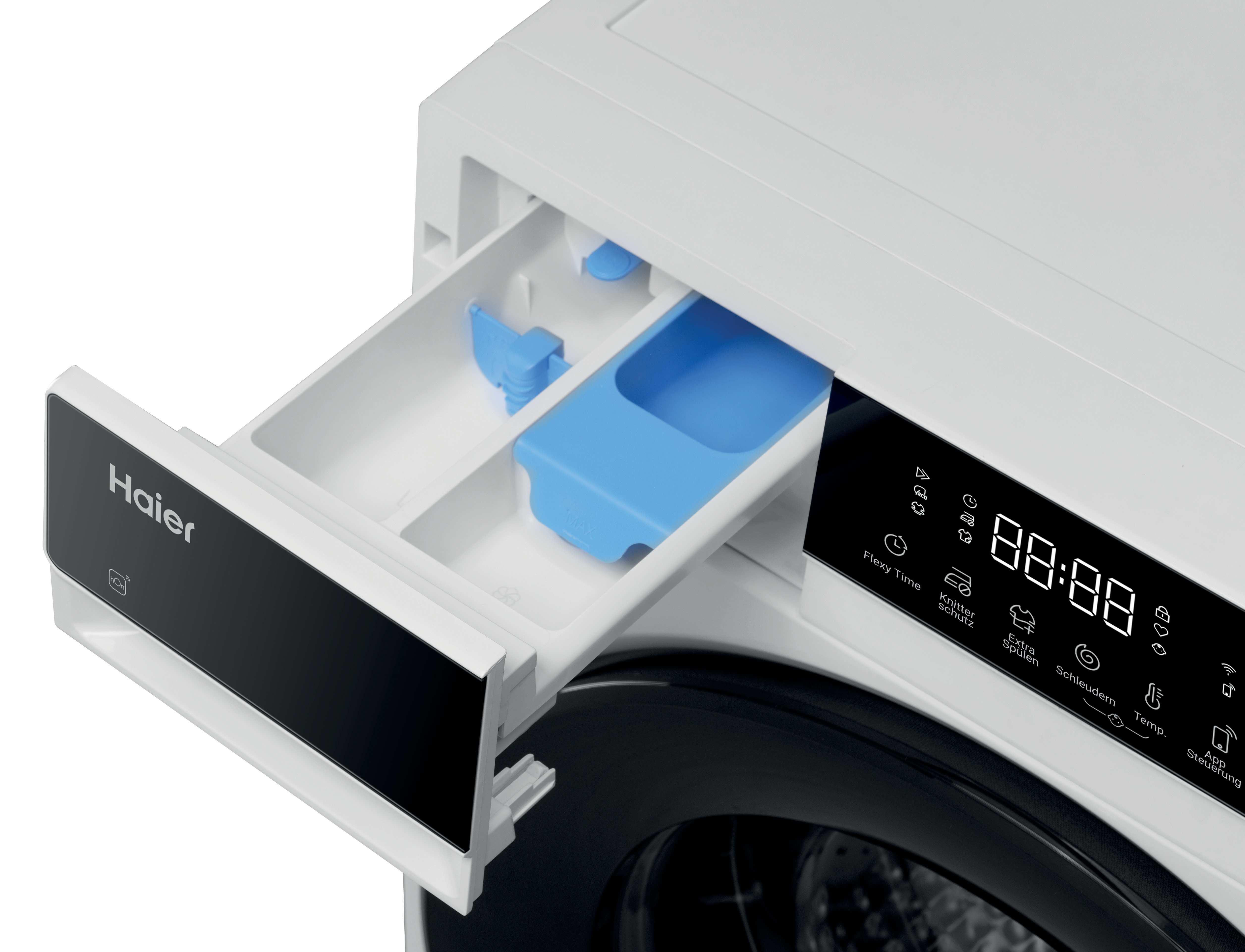 Eine weiße Haier-Waschmaschine mit geöffneter Waschmittelschublade, schwarzem Display, das Zeit und Optionen zeigt.