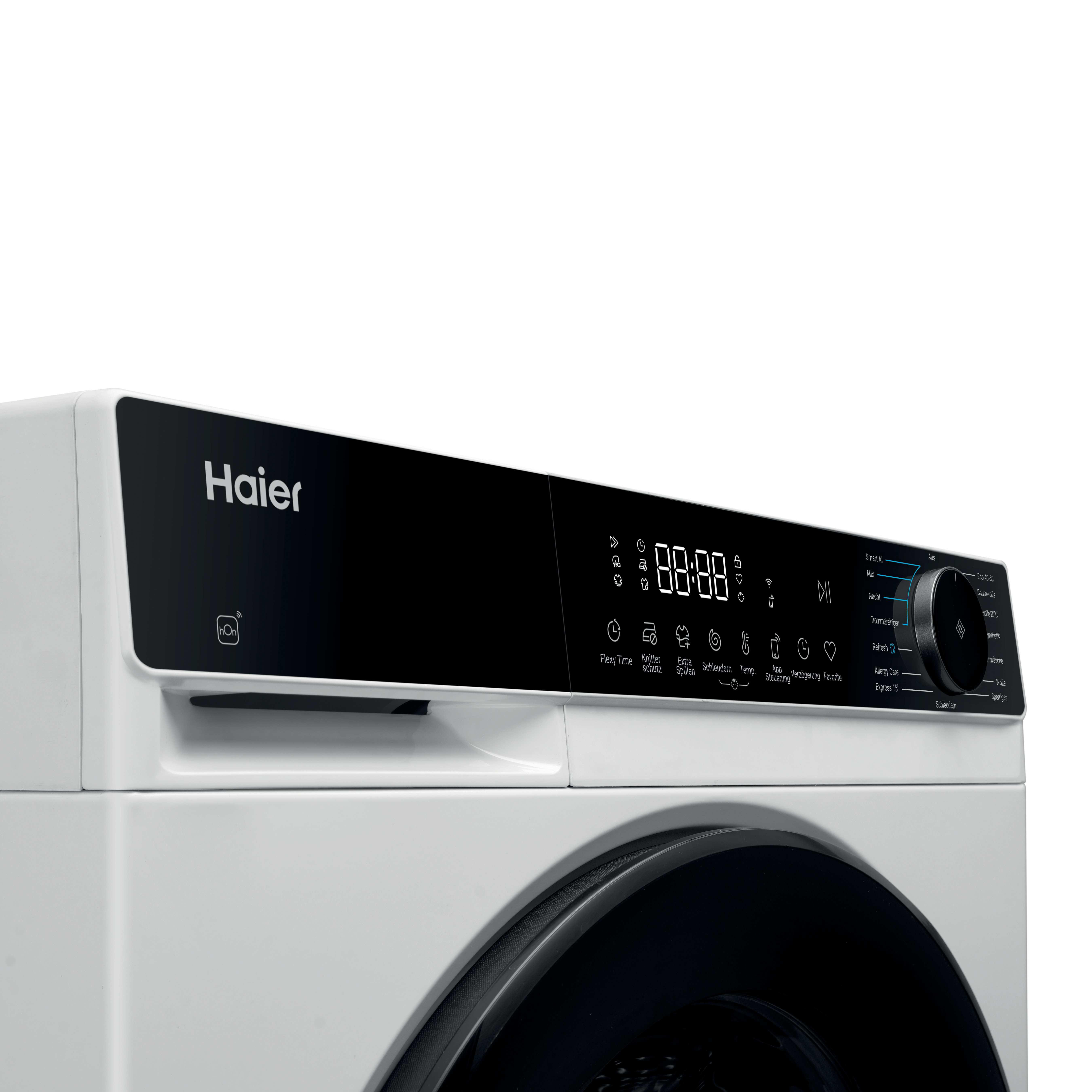 Eine weiße Haier-Waschmaschine mit schwarzem Bedienfeld zeigt Einstellungen und eine Digitaluhr.