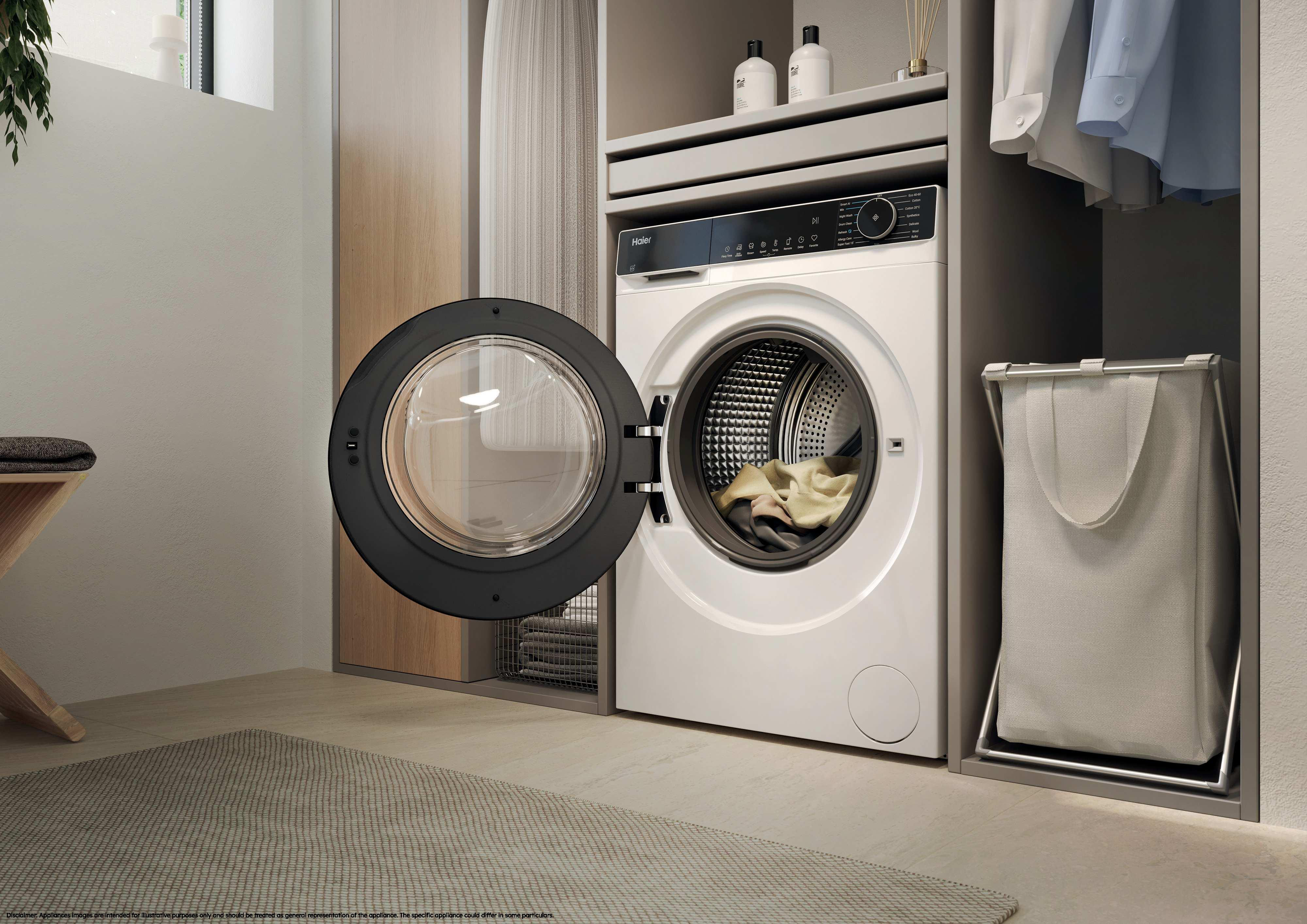 Eine weiße Waschmaschine ist geöffnet und zeigt Kleidung. Ein Wäschekorb und eine Holzbank sind ebenfalls zu sehen.