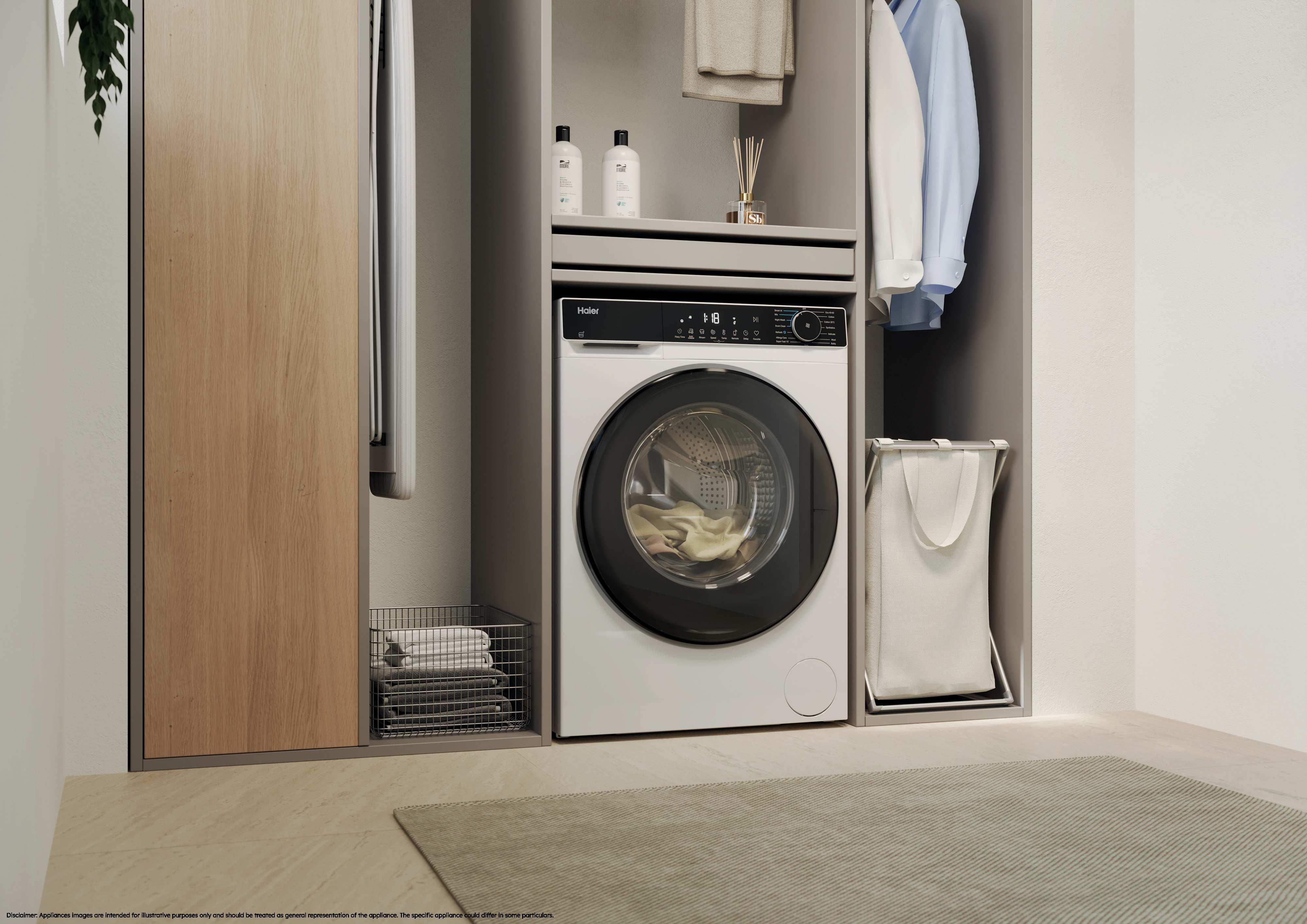 Eine weiße Haier-Waschmaschine steht in einem grauen Schrank mit Kleidung, Handtüchern und einem Wäschekorb. Auf dem Boden liegt ein Teppich.