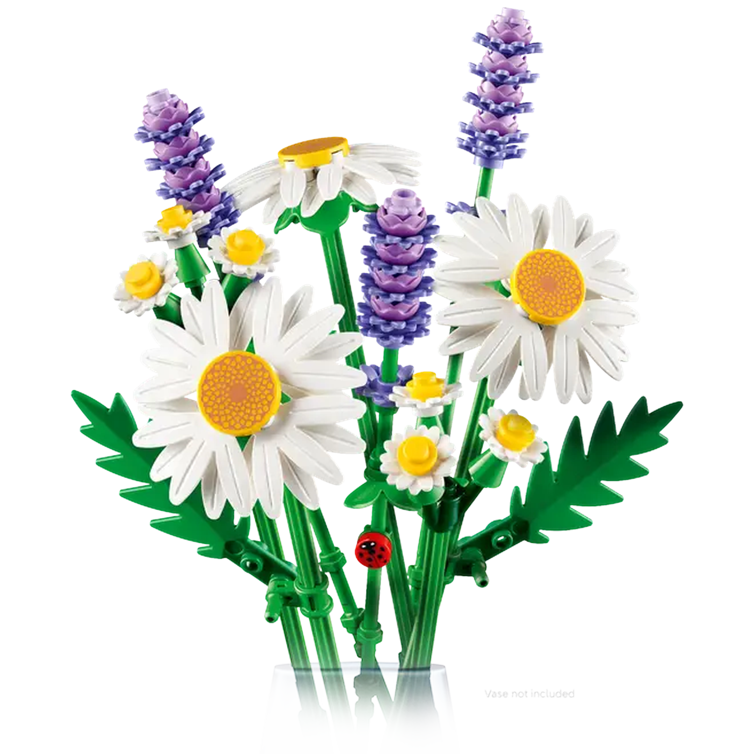 Een boeket Lego-bloemen bestaat uit witte madeliefjes, paarse lavendel en groene stelen, met een klein lieveheersbeestje. Een glazen vaas is zichtbaar.