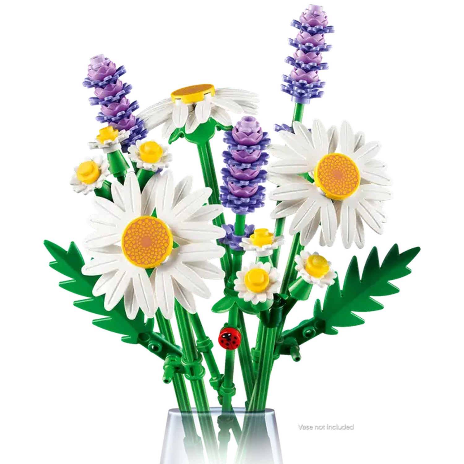 Un bouquet de fleurs jouets, dont des marguerites et de la lavande. Une petite coccinelle est sur une tige. Le vase n'est pas inclus.