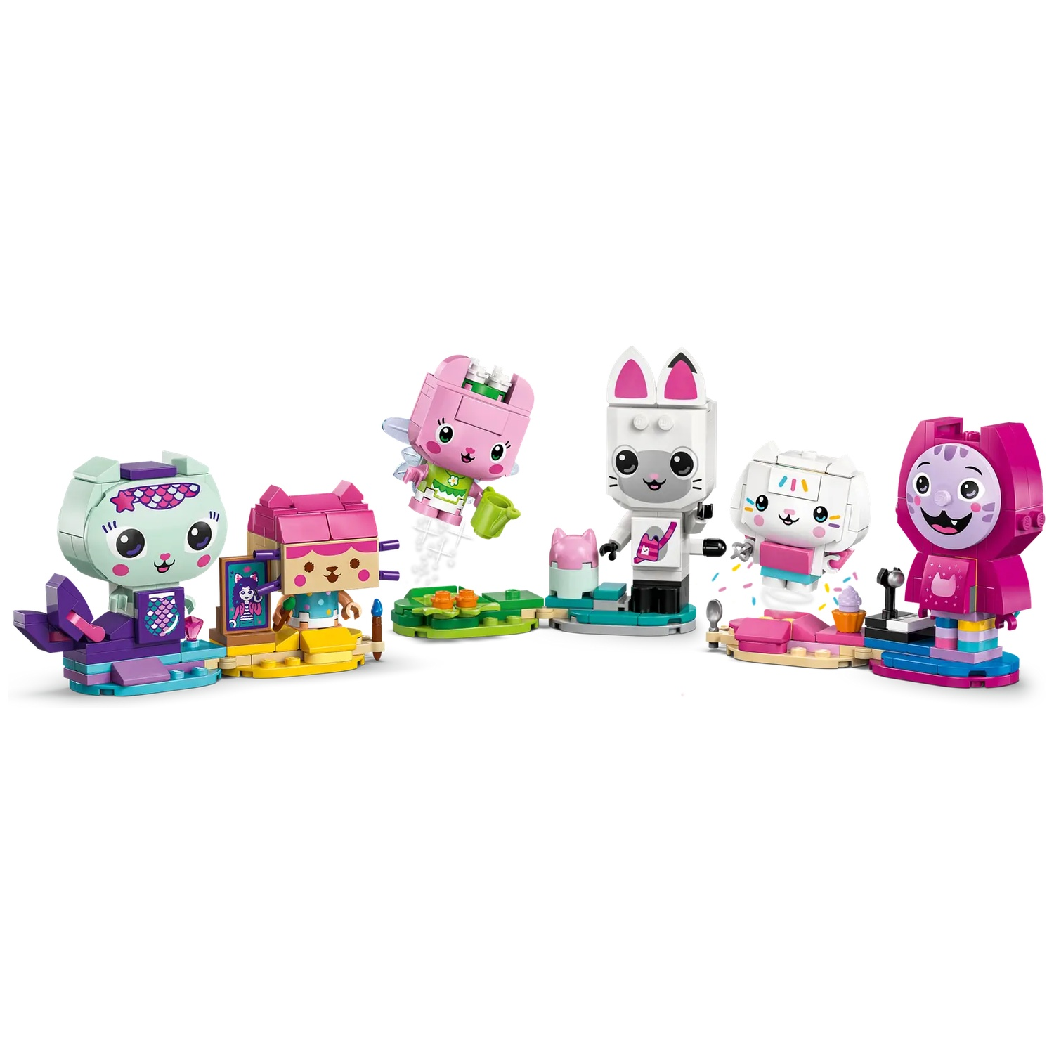 Des figurines de jouets colorées en forme de chat, chacune avec des designs et des accessoires uniques, disposées sur fond blanc.