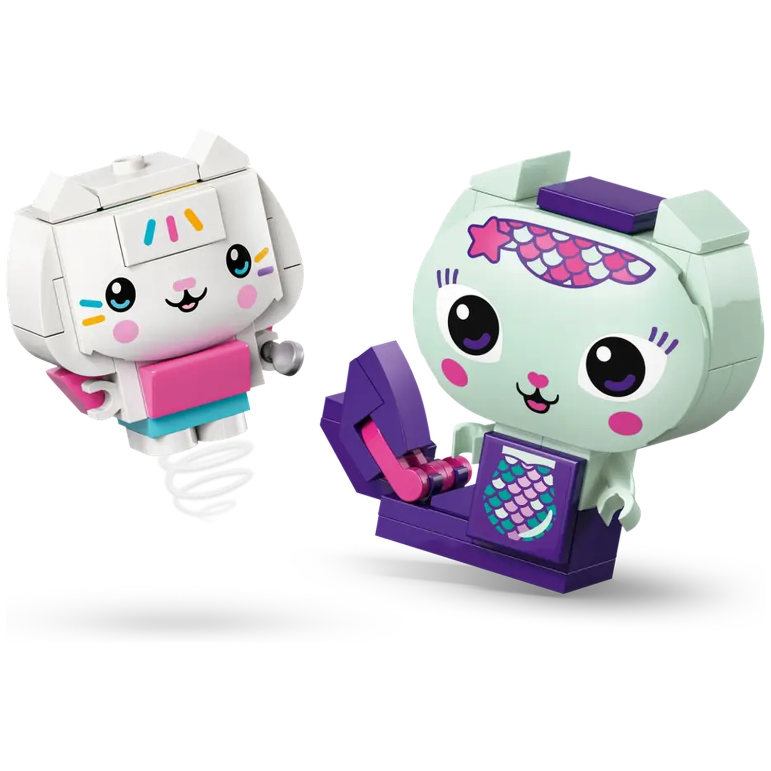 Deux figurines de chat Lego. Une blanche, une vert menthe. Les deux ont de grands yeux et des visages souriants. La blanche flotte, la verte est assise.