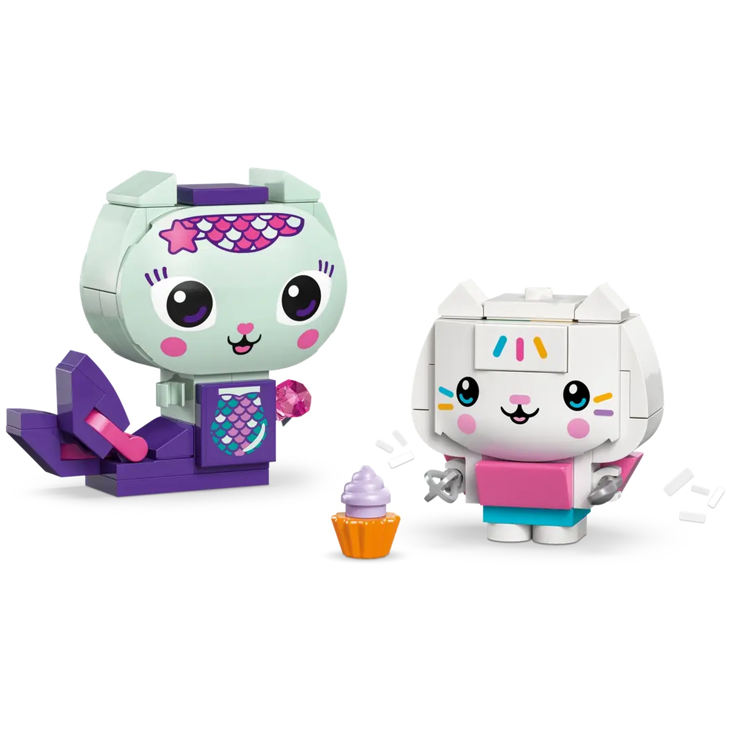 Deux figurines de chat Lego : un chat sirène et un chat avec une chemise rose, debout près d'un cupcake sur fond blanc.