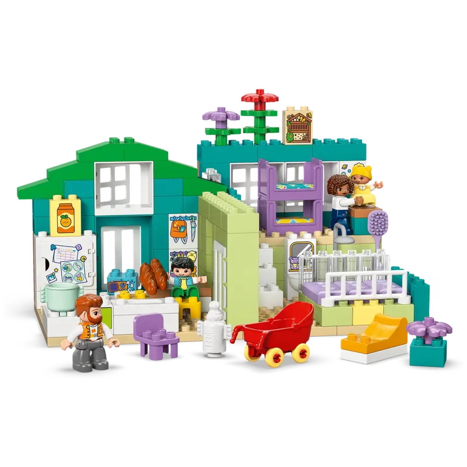 Une maison Lego avec des figurines, des meubles et des aliments. Comprend un chariot rouge, des chaises violettes et un lit superposé. Les figurines jouent.