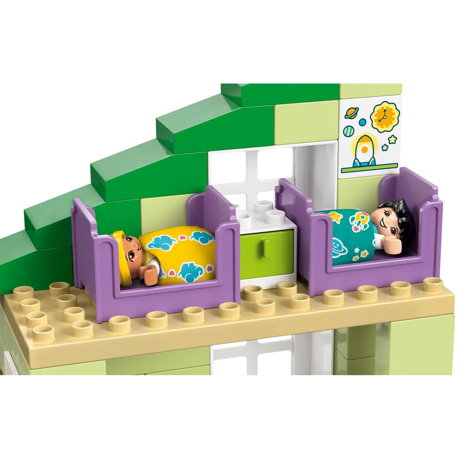 Jeu de construction Lego Duplo. Deux figurines dans des lits. Escaliers verts et mur avec autocollant horloge et fusée.