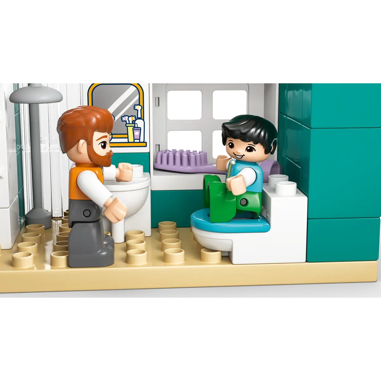 Une scène de salle de bain Lego. Un homme et un enfant sont dans la salle de bain. L'homme est près du lavabo, et l'enfant est sur les toilettes.