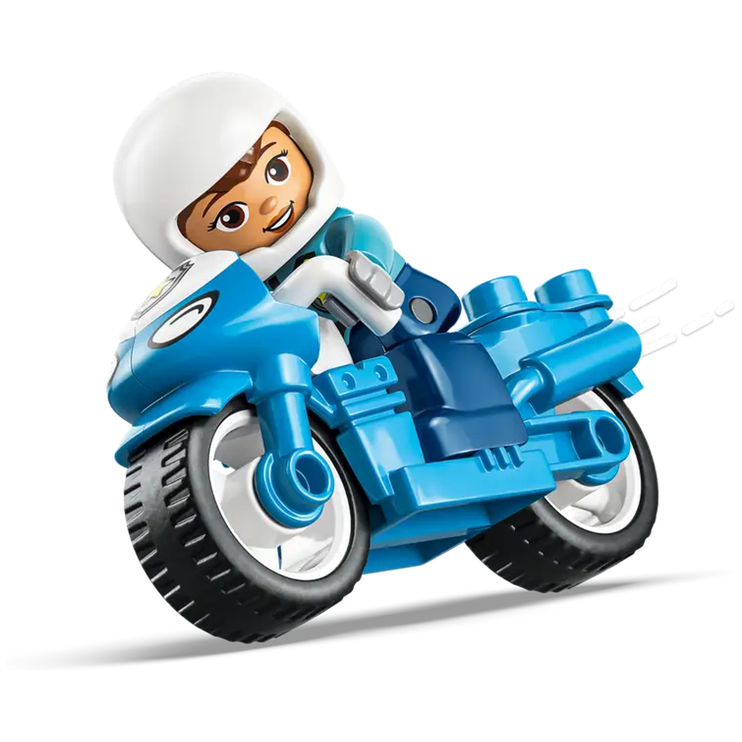 Une figurine Lego sur une moto bleue. La figurine porte un casque blanc et une veste bleue. La moto est bleue et a des pneus noirs.
