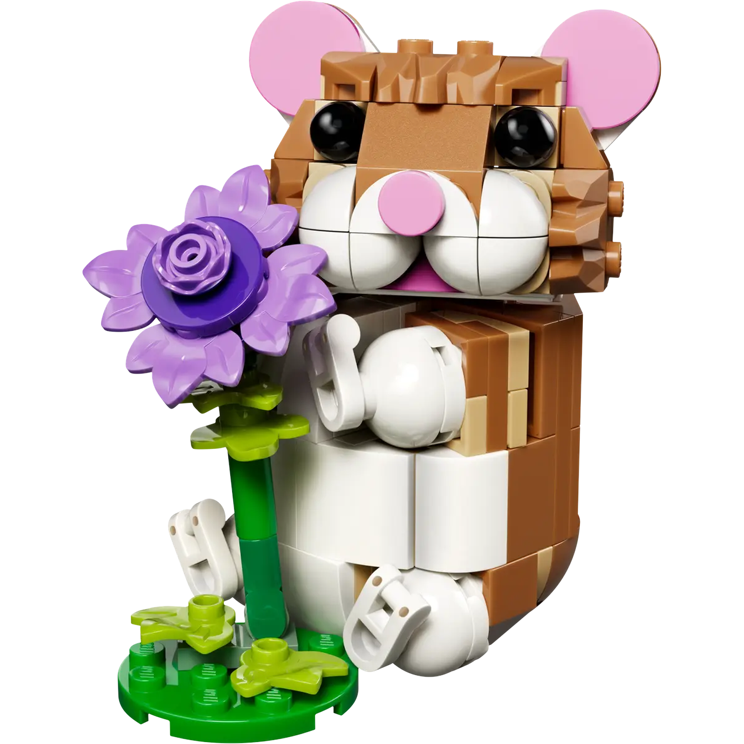Een Lego hamsterfiguur houdt een paarse bloem vast. Het heeft een bruin en wit lichaam, roze oren en een neus. Het zit op een groene basis.