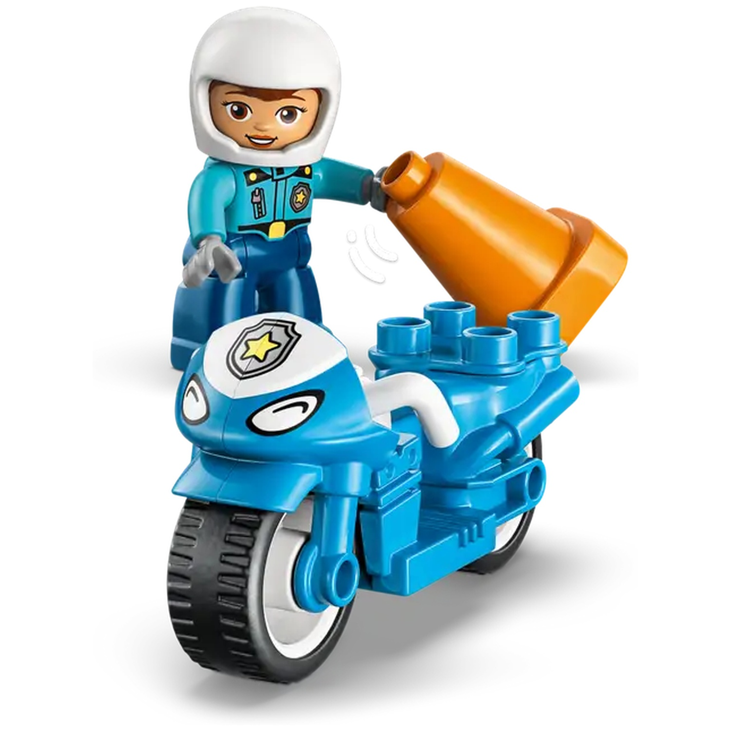 Un policier Lego avec un casque blanc se tient près d'une moto bleue. Un cône de signalisation orange est tenu par l'officier.