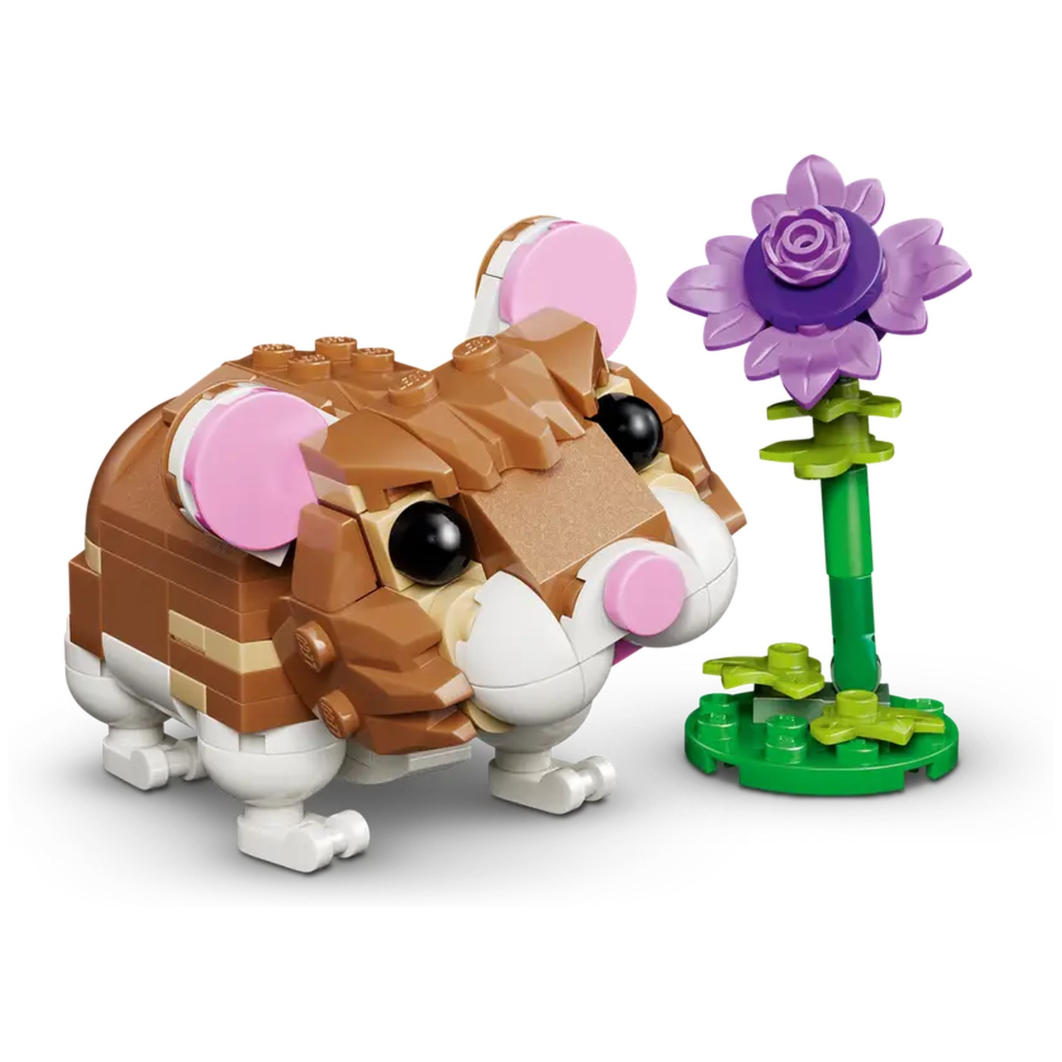Een Lego hamster met bruine en witte stenen, roze oren en zwarte ogen. Daarnaast een Lego bloem met paarse bloemblaadjes en een groene stengel.