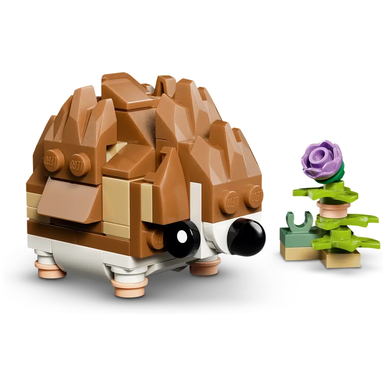 Een Lego egel met bruine stekels, witte buik en zwarte ogen. Daarnaast een kleine Lego bloem van paarse en groene stukjes.