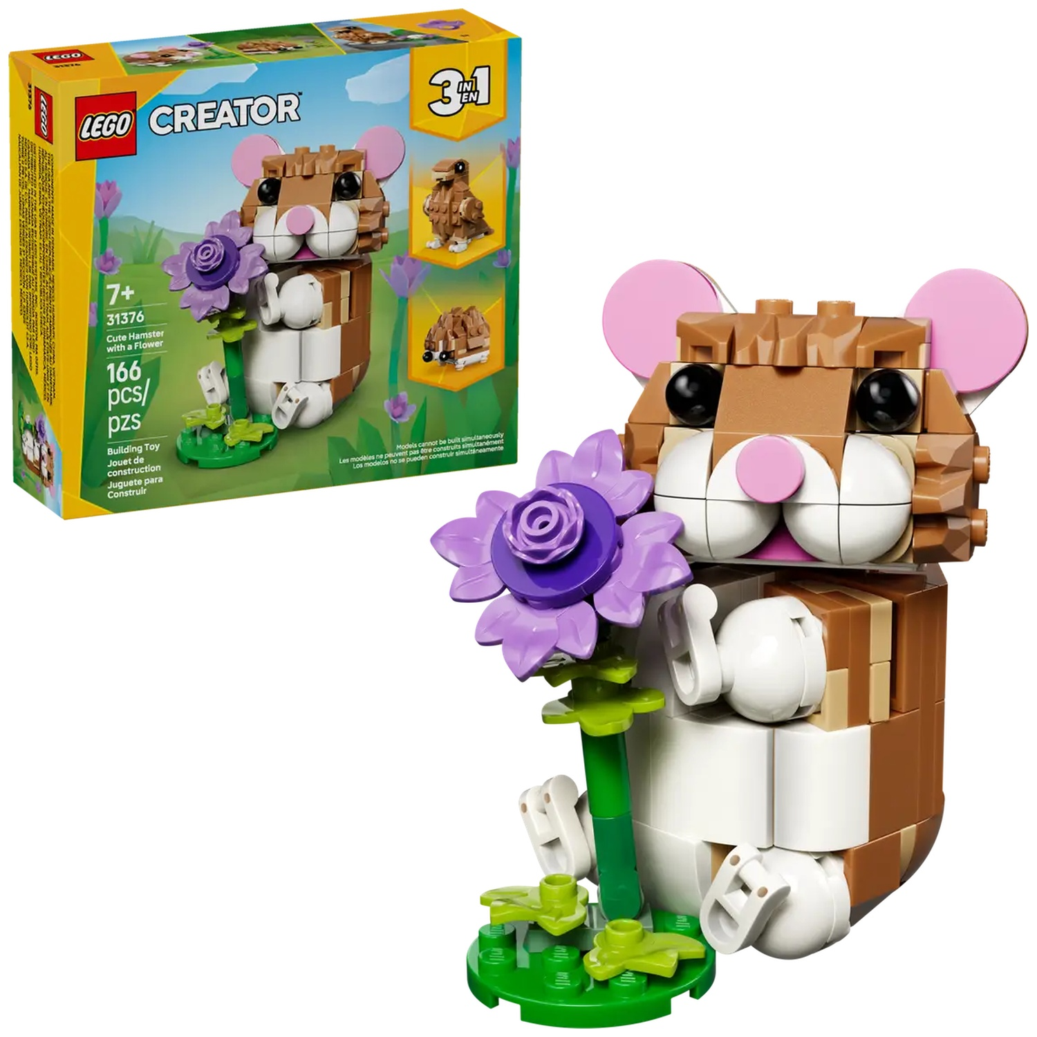 Een Lego hamster met een paarse bloem. Hij is bruin en wit. De doos staat op de achtergrond.