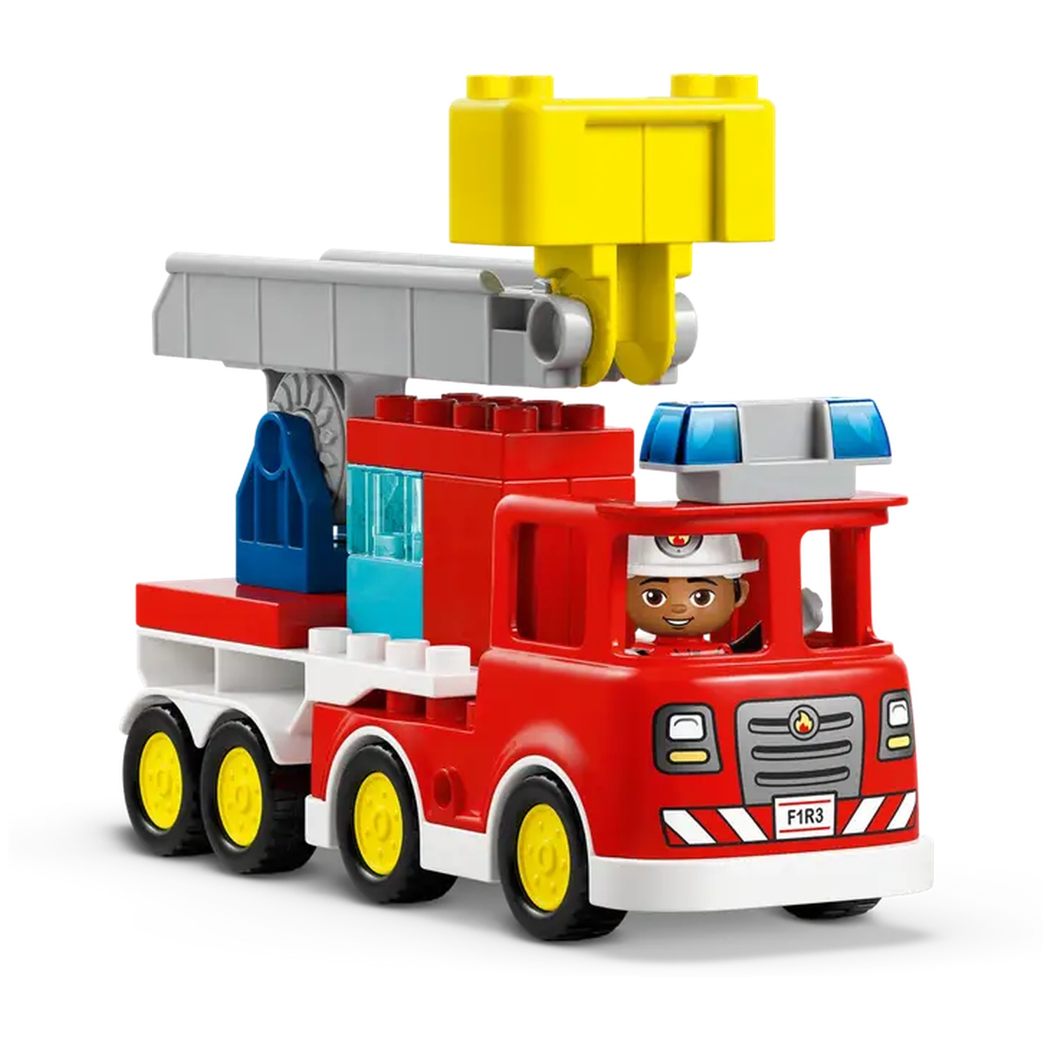 Un camion de pompiers jouet rouge avec des roues jaunes et une échelle. Un pompier est dans la cabine. Le camion a des lumières bleues.