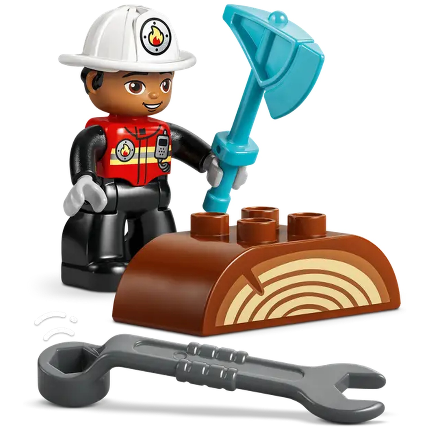 Une figurine de pompier avec une hache bleue, une bûche avec des chevilles et une clé. La figurine porte un casque blanc et un gilet rouge.
