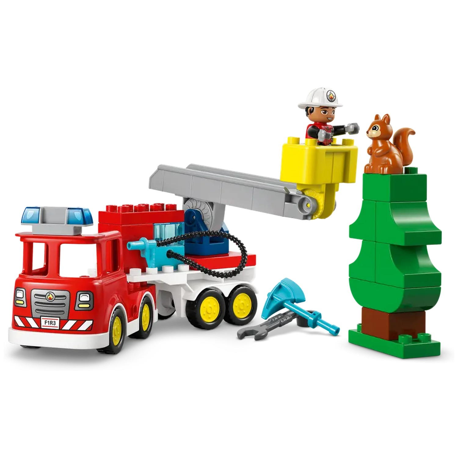 Un camion de pompiers rouge avec une échelle, un pompier, un écureuil et un arbre fait de blocs.