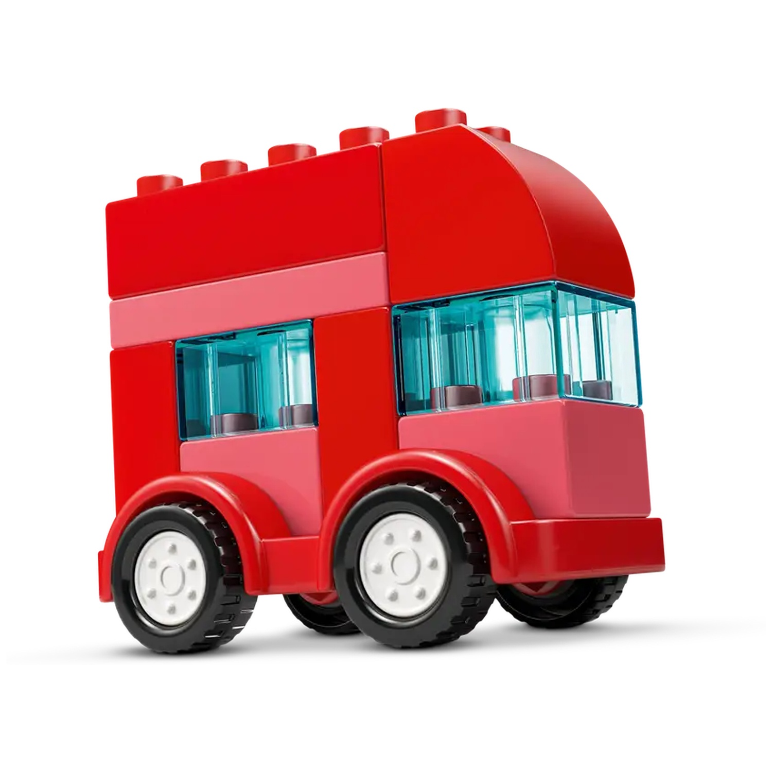 Un bus jouet rouge fait de blocs avec des fenêtres bleues et des roues noires avec des centres blancs, isolé sur fond blanc.