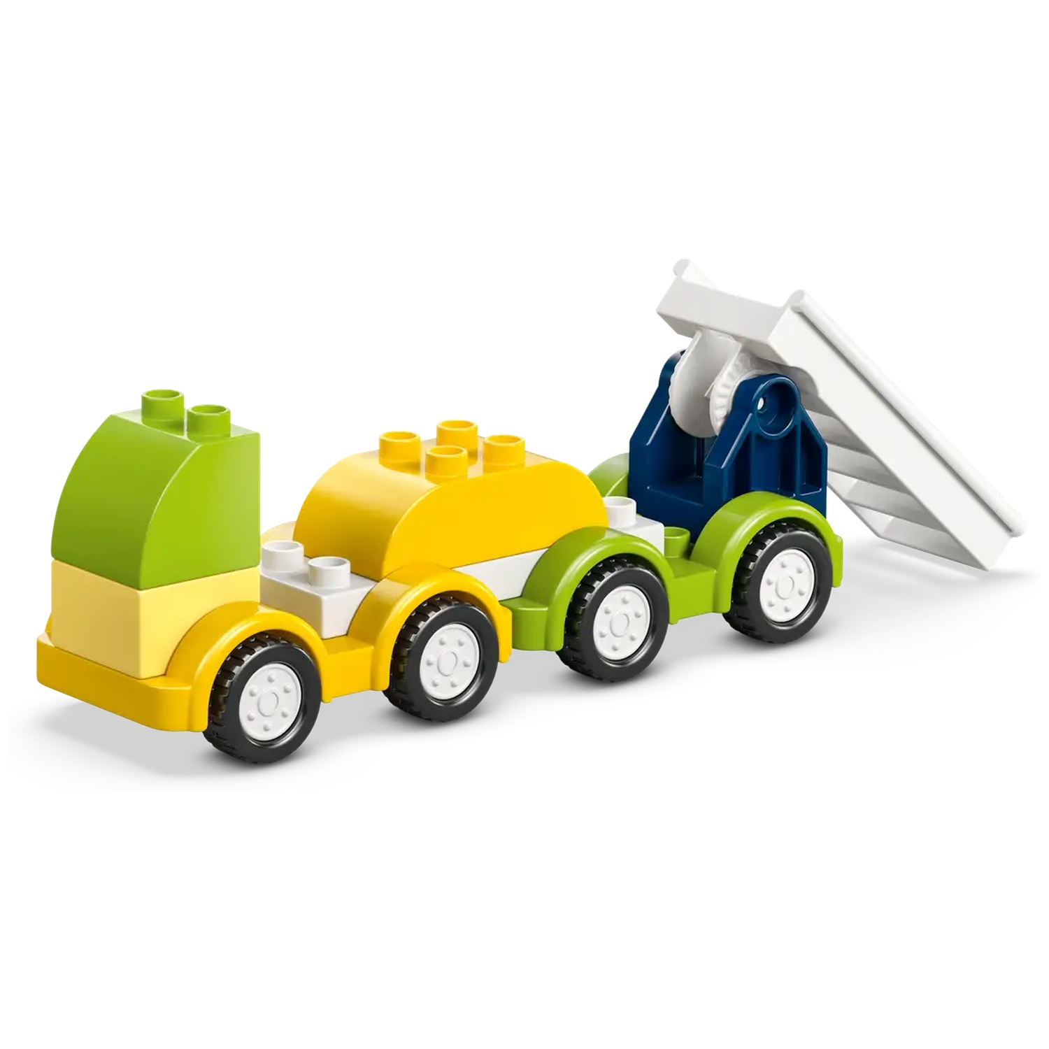 Un camion jouet fait de blocs. Il a une cabine verte, un corps jaune et une rampe blanche. Les roues sont noires avec des centres blancs.