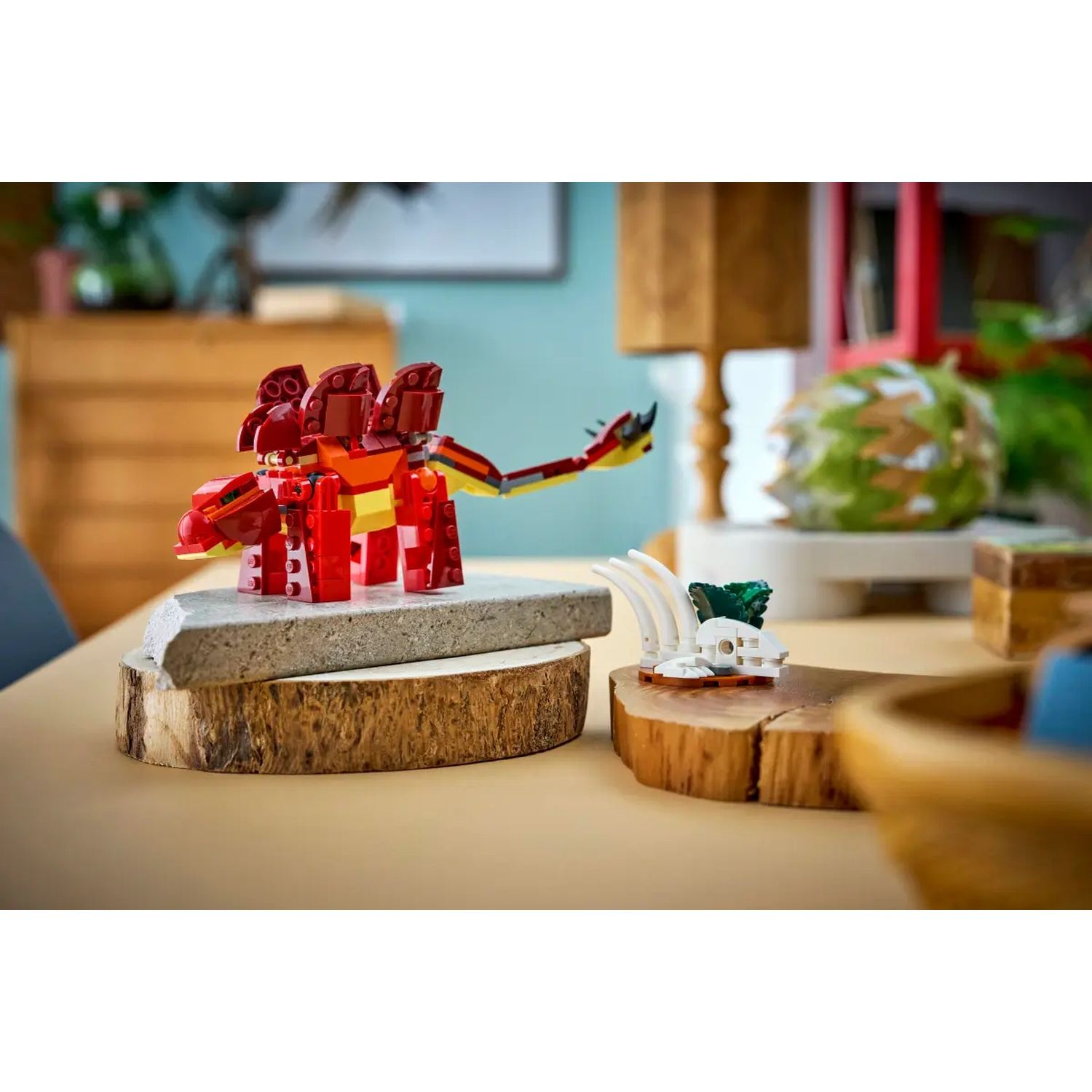 Een Lego dinosaurus staat op een houten basis. Een tweede klein dinosaurus skelet staat op een andere houten basis op de achtergrond.