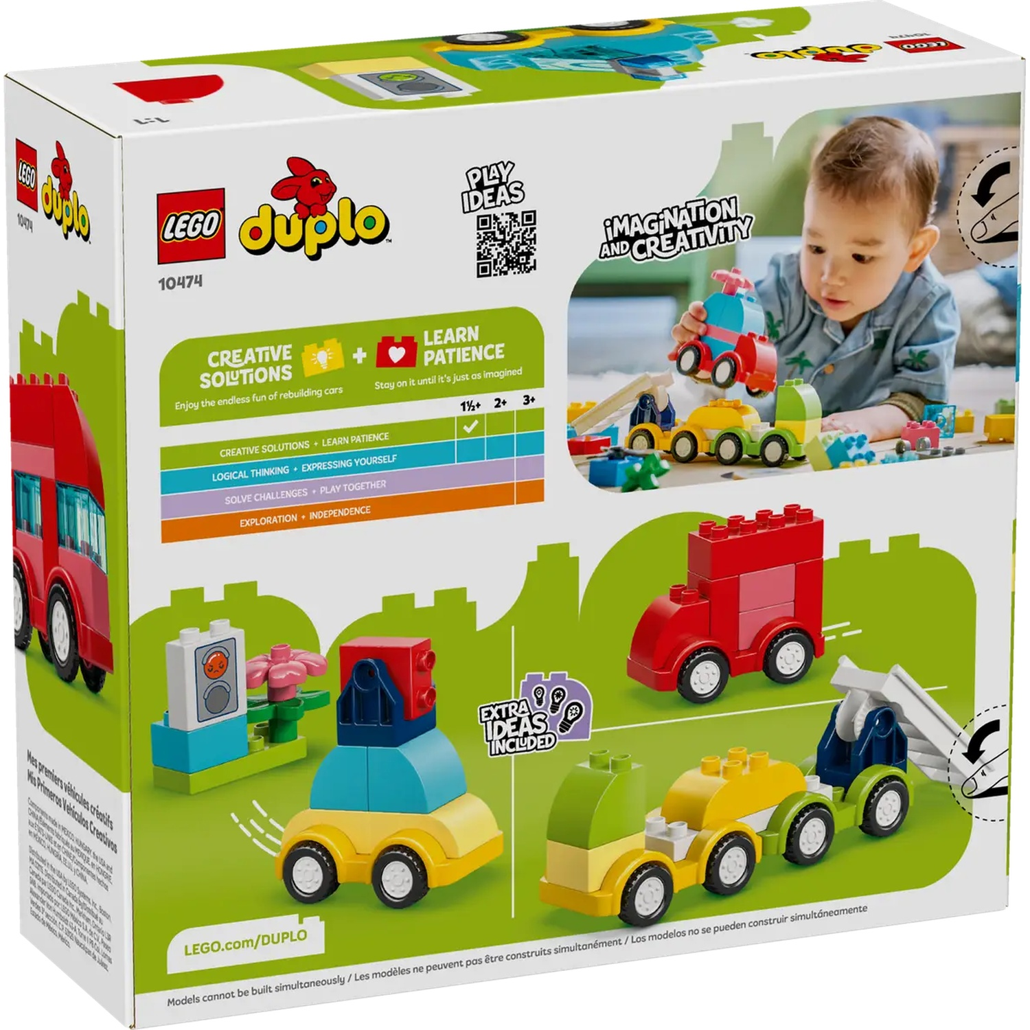 Une boîte Lego Duplo avec diverses voitures jouets colorées et un enfant jouant avec des blocs Lego.