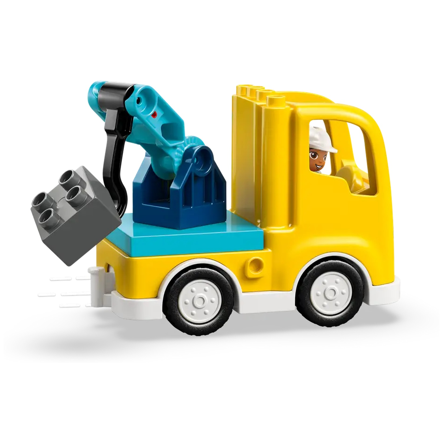 Un camion jouet jaune avec une grue soulevant un bloc gris. Une figurine avec un chapeau blanc est dans le siège du conducteur.