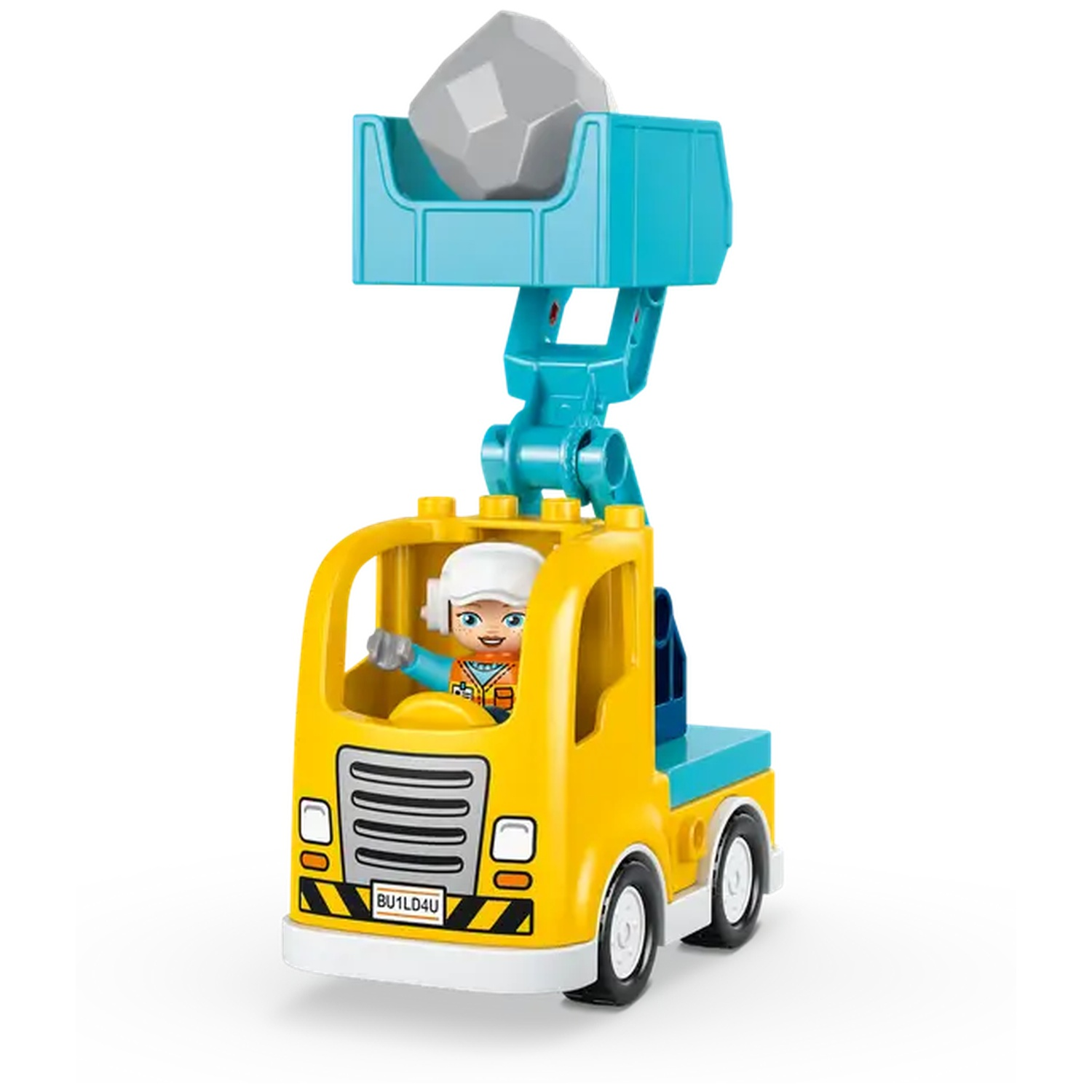 Un camion jouet jaune avec un ouvrier du bâtiment dans la cabine. Le camion a une grue avec un rocher dans le godet.