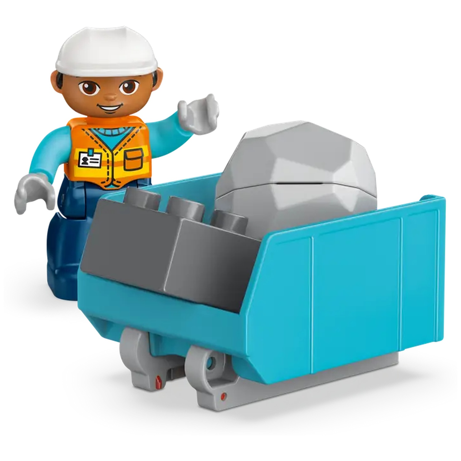 Un jouet de travailleur de la construction avec un casque blanc et un gilet orange se tient près d'une charrette bleue.