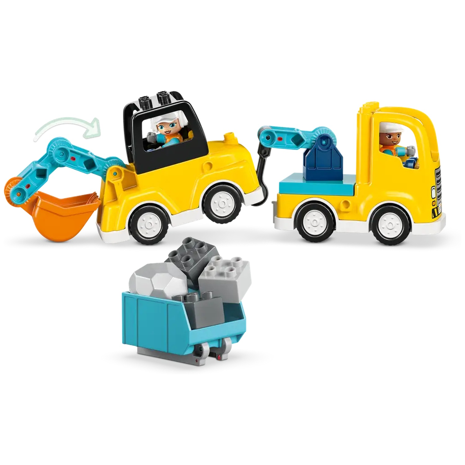 Une pelle mécanique jouet jaune, un camion et un petit chariot bleu avec des blocs. Des figurines sont dans les véhicules.