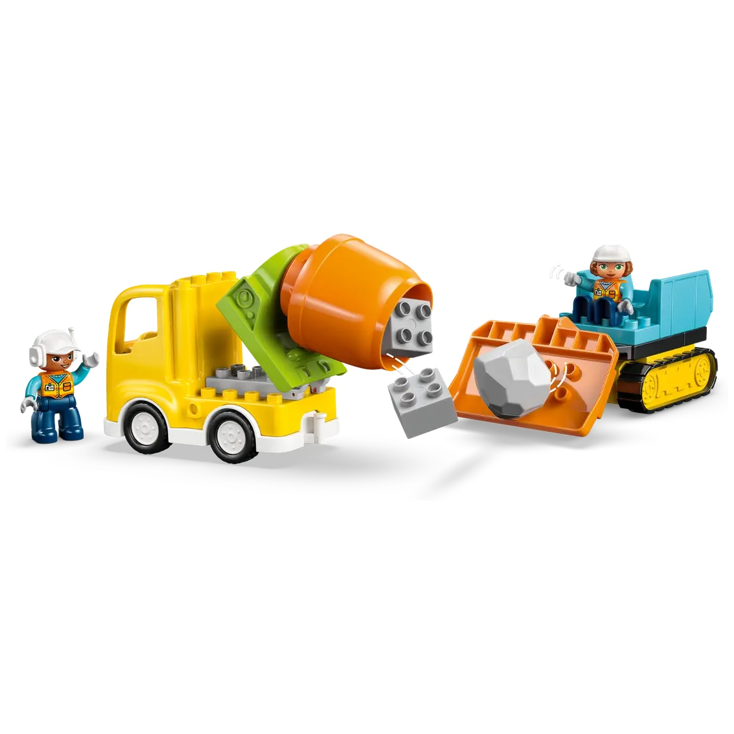 Un camion jouet jaune avec une bétonnière orange, une pelleteuse bleue et jaune, deux figurines et des blocs gris sont dans l'image.