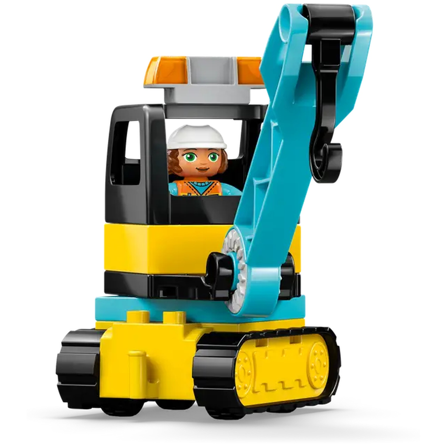 Une excavatrice jouet avec une figurine à l'intérieur. Elle a un bras bleu, un corps jaune, des chenilles noires et un casque blanc.
