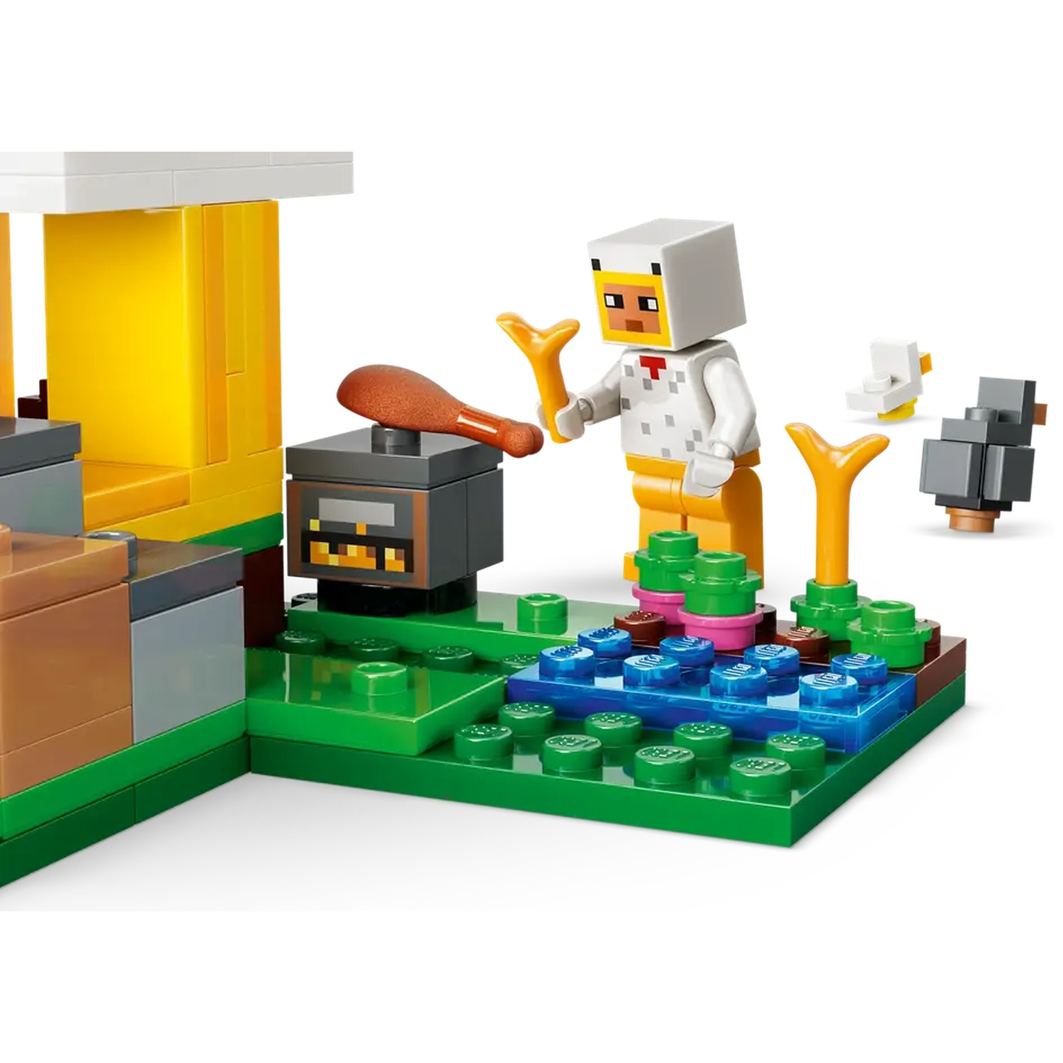 Un ensemble Lego Minecraft. Une figurine en costume de poulet, un grill avec une cuisse de poulet et deux poulets Lego.