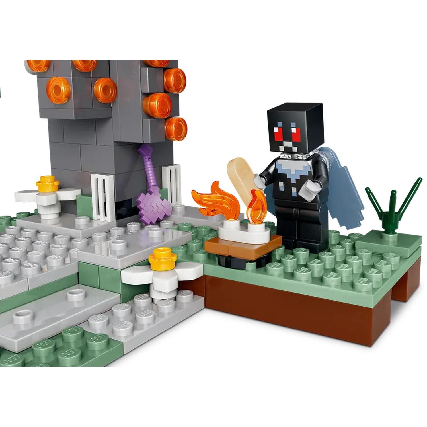 Ensemble Lego Minecraft. Une figurine avec une cape près d'un feu. Une structure avec des lumières oranges et une épée violette en arrière-plan.