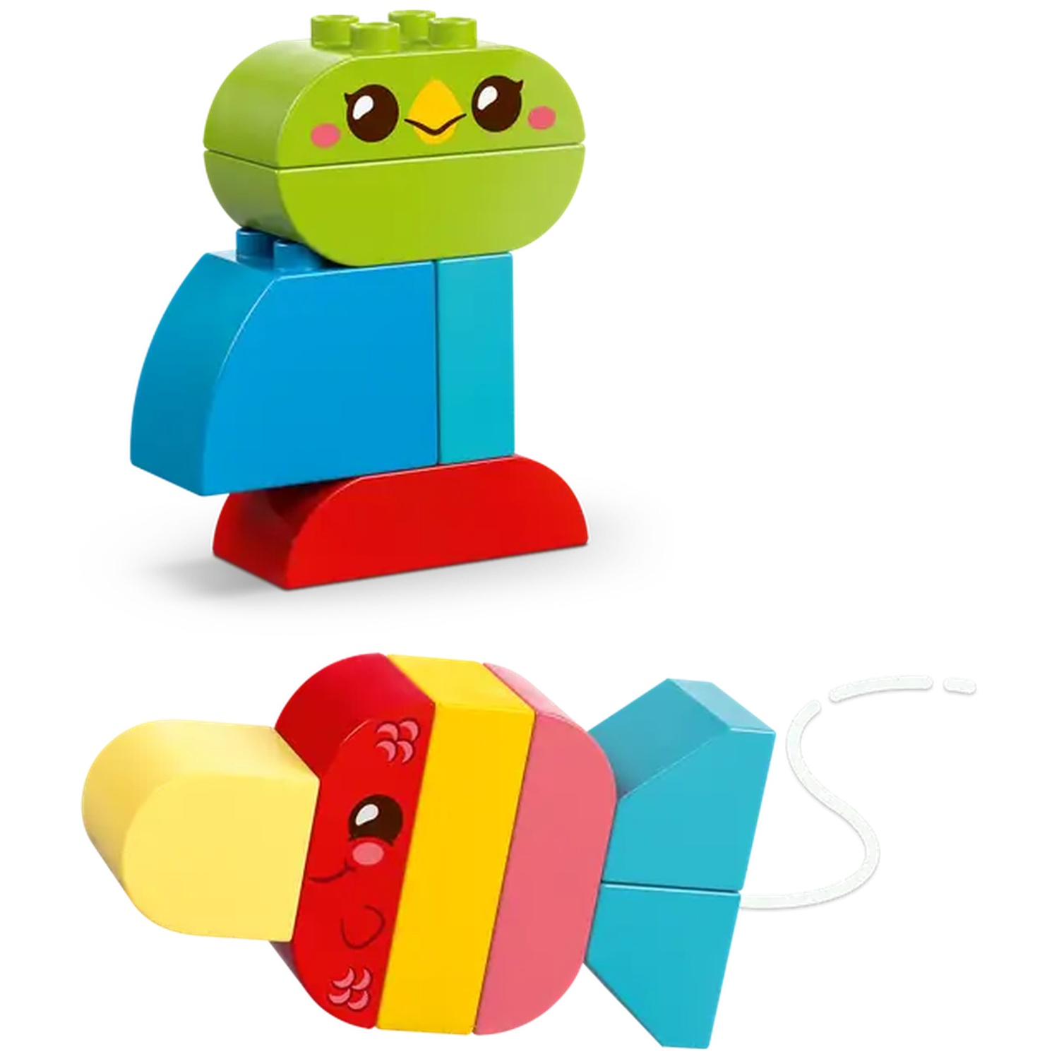 Deux figurines faites de blocs colorés. La figurine du haut est un oiseau. Celle du bas est un poisson avec une ficelle.