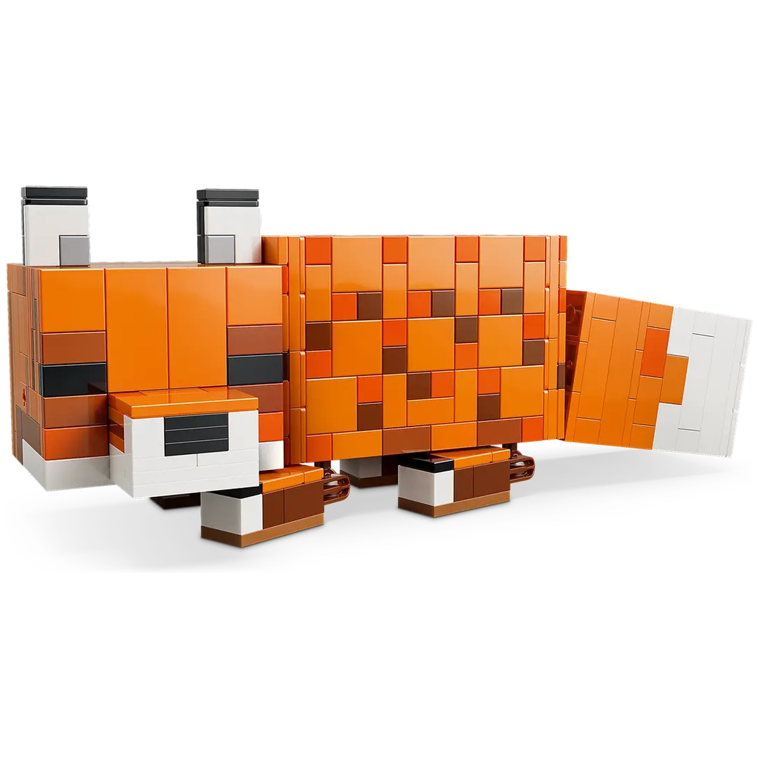 Un renard Minecraft construit avec des blocs. Il est orange, marron et blanc, avec des détails carrés. Le renard est sur fond blanc.