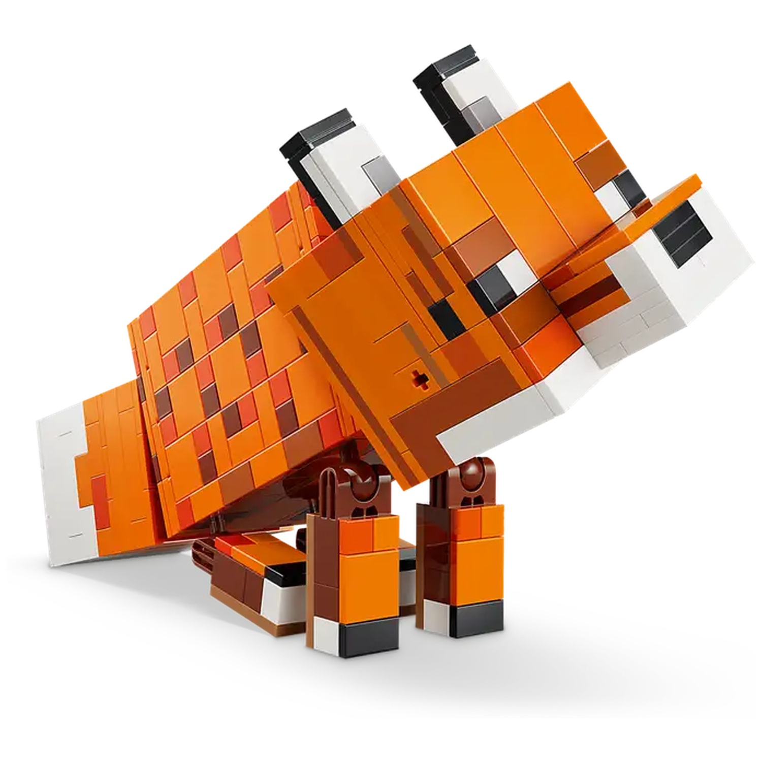 Un renard Lego fait de blocs orange, marron, blancs et noirs. Il est en position accroupie, la tête inclinée vers le bas.