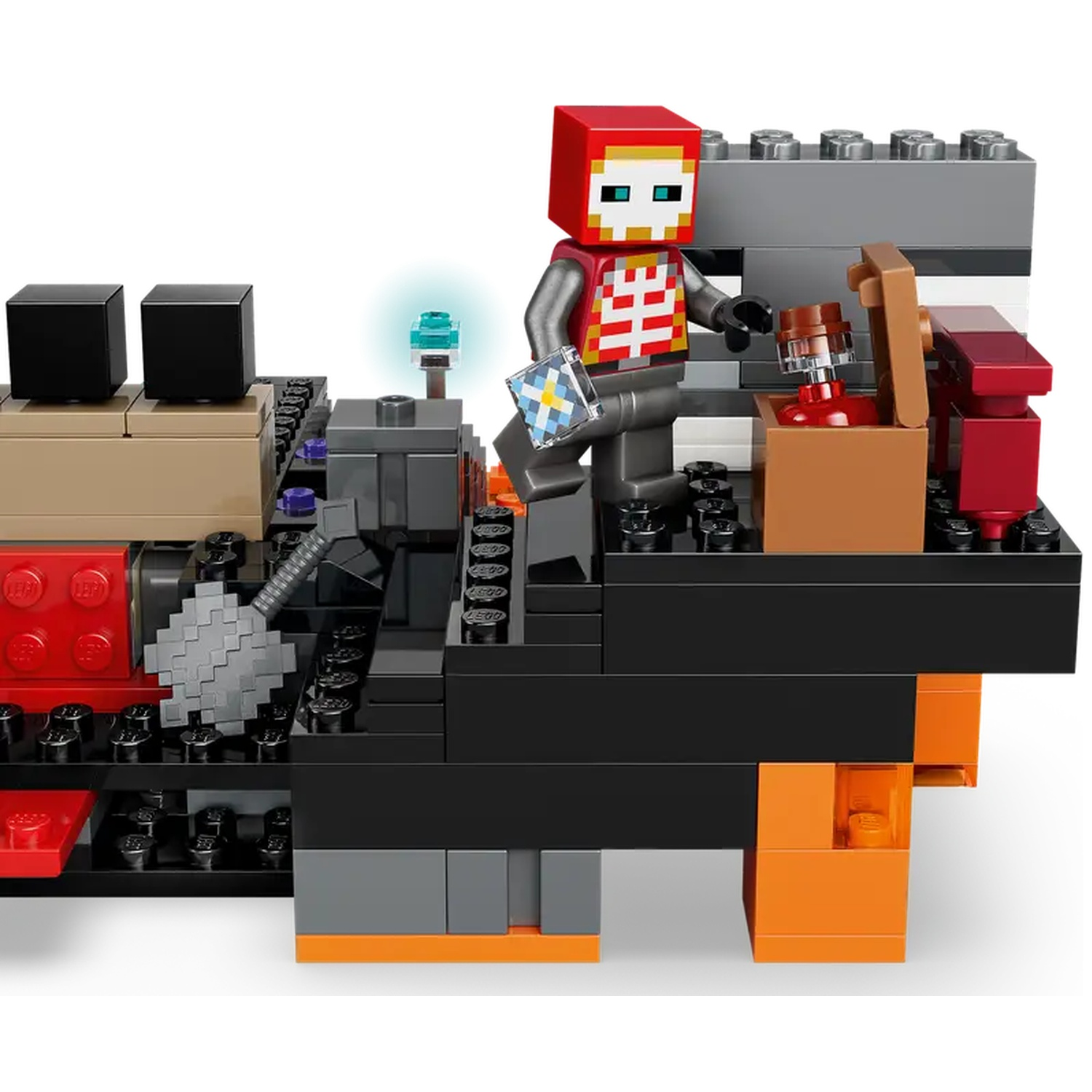 Un ensemble Lego Minecraft avec un personnage tenant une carte. Il y a des blocs, un coffre et une lumière. La palette de couleurs comprend le rouge, le noir et l'orange.