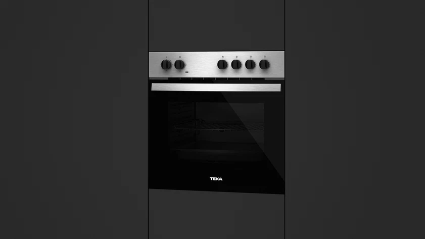 Un horno de acero inoxidable con perillas negras y puerta de vidrio sobre fondo gris oscuro. La marca es 'TEKA'.
