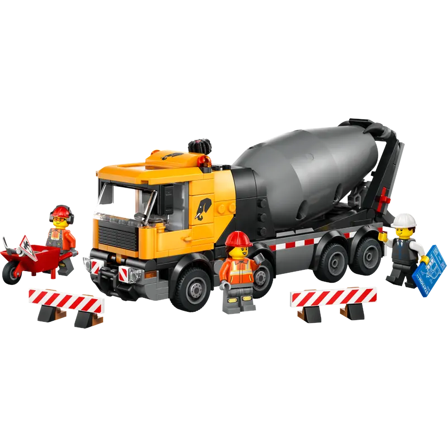 Een Lego cementwagen met arbeiders, kruiwagen en barricades. De vrachtwagen is geel en grijs met een roterende betonmolen.