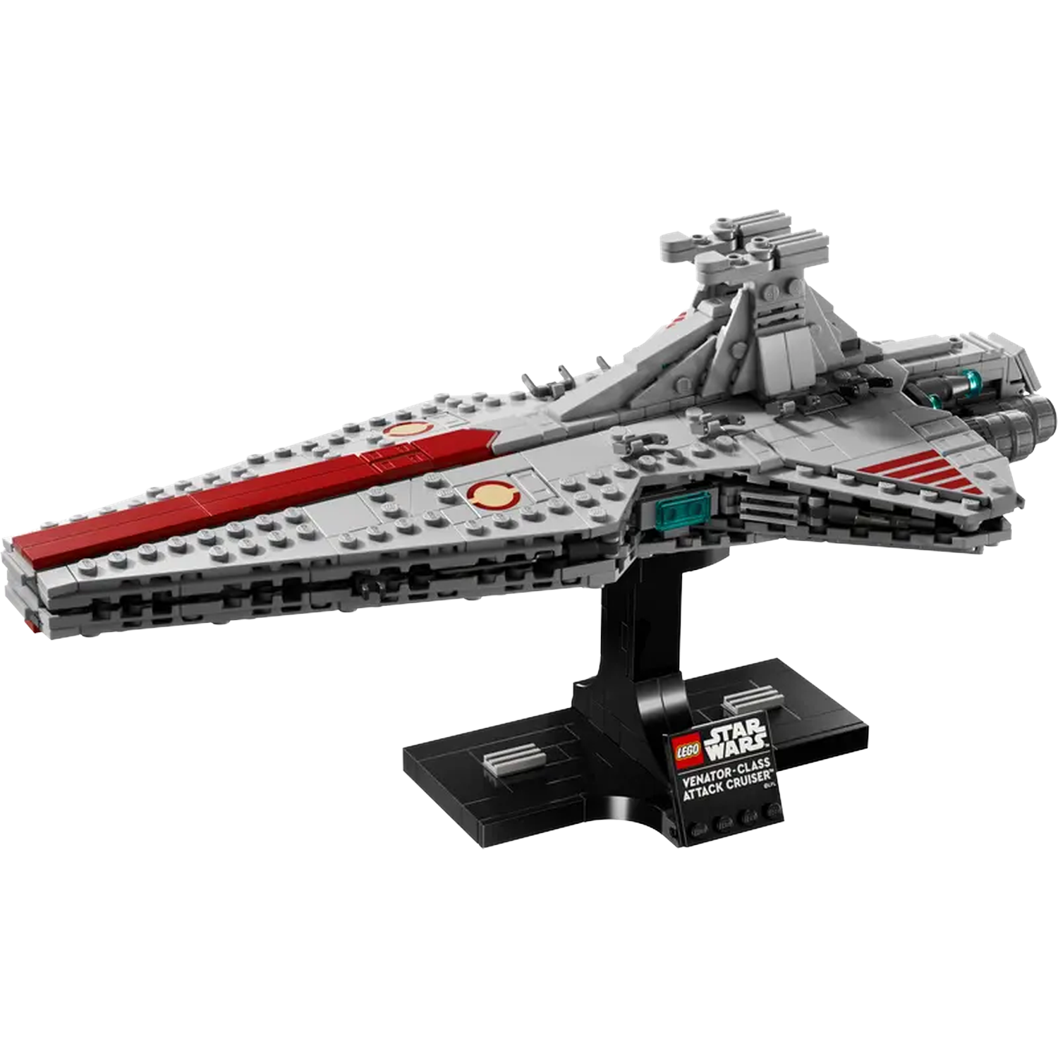 Een Lego Star Wars Venator-Class Attack Cruiser model. Het is grijs met rode accenten, gemonteerd op een zwarte standaard. De achtergrond is wit.